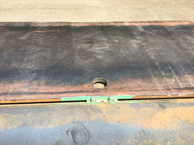 二つの敷鉄板の下にリンクプレートの下のパーツが敷かれている